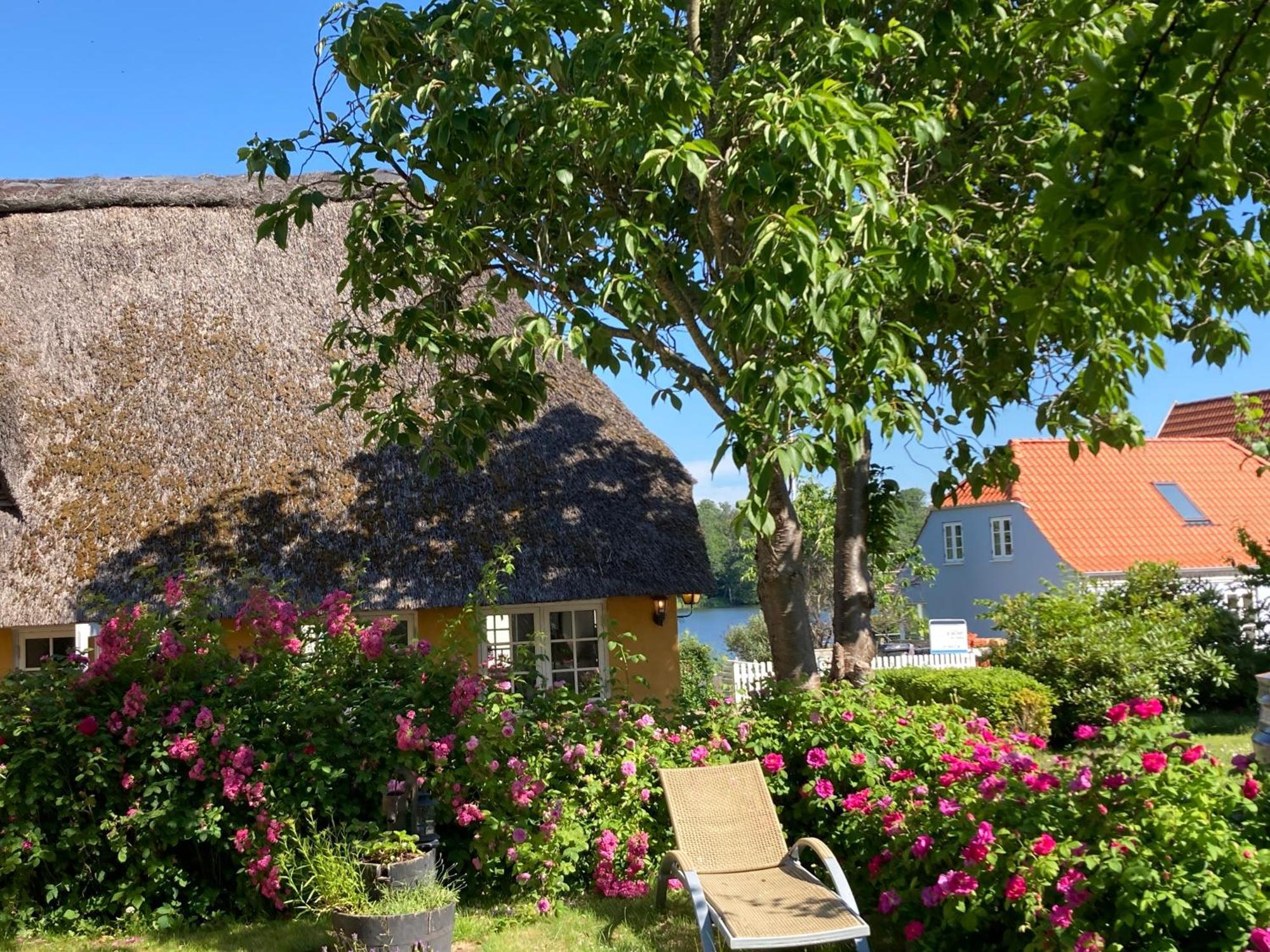 Den Gamle Skomager Hytte Ved Slotssoen Gråsten Kültér fotó